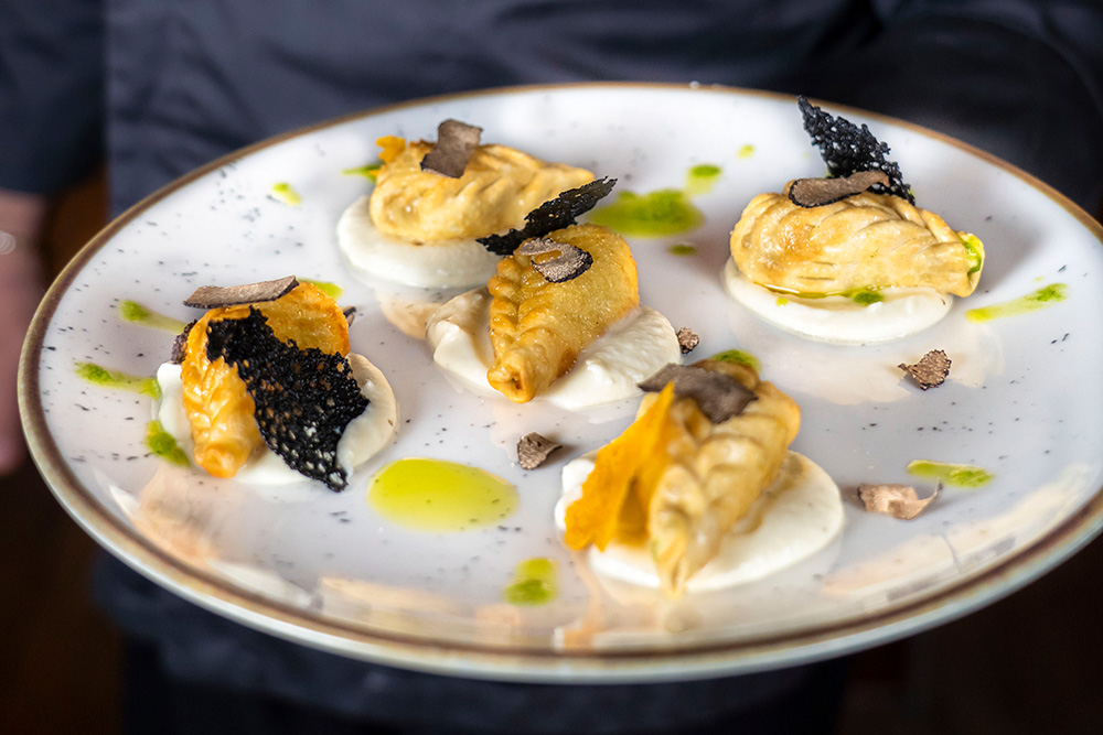 Culurgiones fritto su crema di pecorino aromatizzato al tartufo