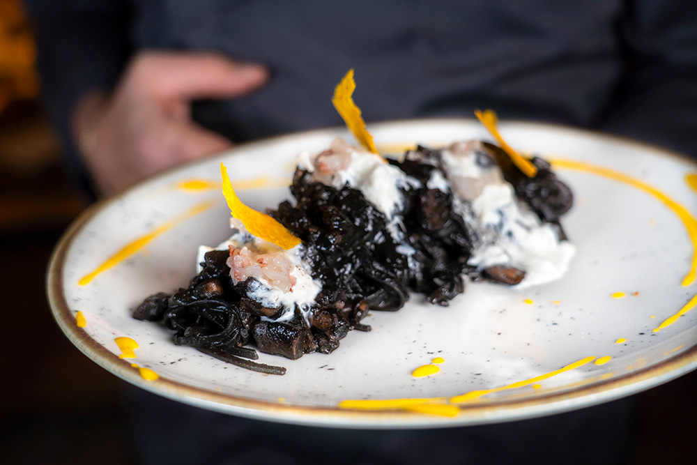 Tagliolino nero di con julienne di seppia, stracciatella e crudo di scampi